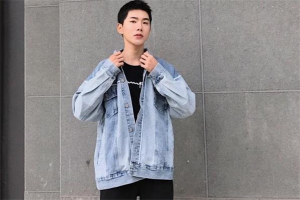 男生牛仔外套里面穿什么好看 男生牛仔外套配什么內(nèi)搭 男生牛仔外套里面穿什么好看 男生牛仔外套配什么內(nèi)搭