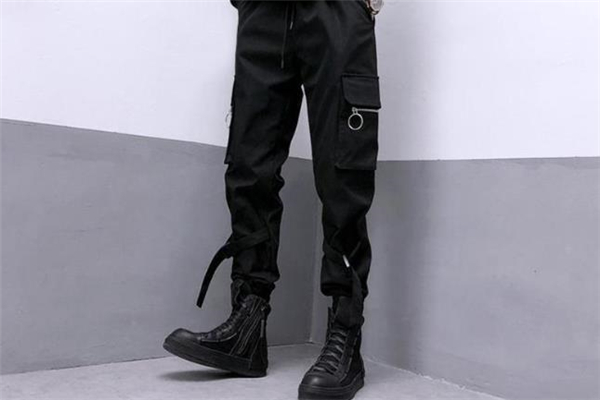 暗黑風(fēng)怎么搭配 男生暗黑風(fēng)穿搭指南