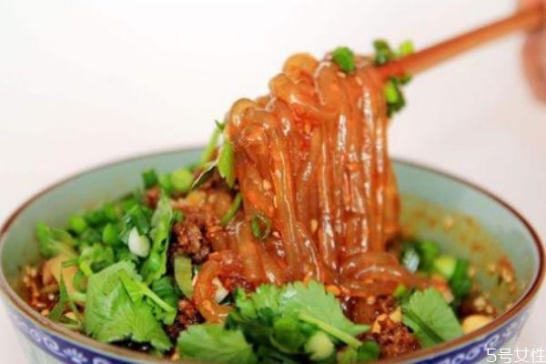 手工酸辣粉的做法 手工酸辣粉的簡(jiǎn)單做法 手工酸辣粉的做法 手工酸辣粉的簡(jiǎn)單做法