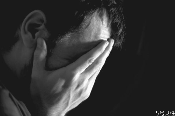 老公傷心了應(yīng)該怎么辦 傷了老公的心如何補(bǔ)救 老公傷心了應(yīng)該怎么辦 傷了老公的心如何補(bǔ)救