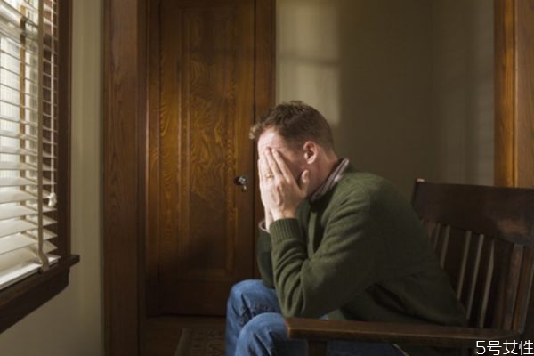 老公傷心了應(yīng)該怎么辦 傷了老公的心如何補(bǔ)救 老公傷心了應(yīng)該怎么辦 傷了老公的心如何補(bǔ)救