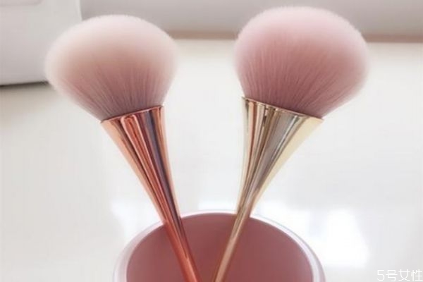 使用散粉用刷子的好處 散粉刷的使用方法 使用散粉用刷子的好處 散粉刷的使用方法