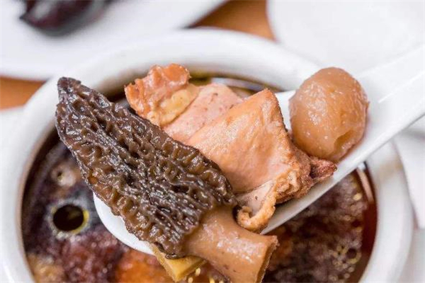 羊肚菌燉雞的做法 羊肚菌燉雞用什么雞最好 羊肚菌燉雞的做法 羊肚菌燉雞用什么雞最好