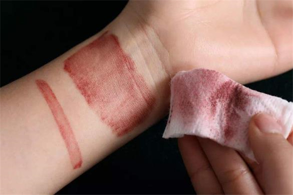 美寶蓮接吻棒怎么卸 美寶蓮接吻棒真的不掉色嗎 美寶蓮接吻棒怎么卸 美寶蓮接吻棒真的不掉色嗎