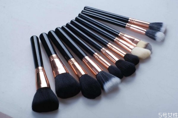 化妝刷用卸妝水洗行嗎 化妝刷有味道怎么清洗 化妝刷用卸妝水洗行嗎 化妝刷有味道怎么清洗