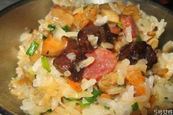 糯米飯?jiān)趺醋龊贸?糯米飯的簡(jiǎn)單做法 糯米飯?jiān)趺醋龊贸?糯米飯的簡(jiǎn)單做法