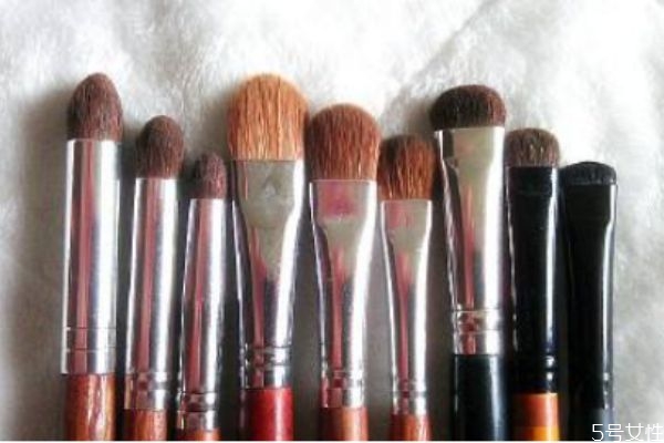 眼影刷能當(dāng)鼻影刷嗎 眼影刷能當(dāng)遮瑕刷用嗎 眼影刷能當(dāng)鼻影刷嗎 眼影刷能當(dāng)遮瑕刷用嗎