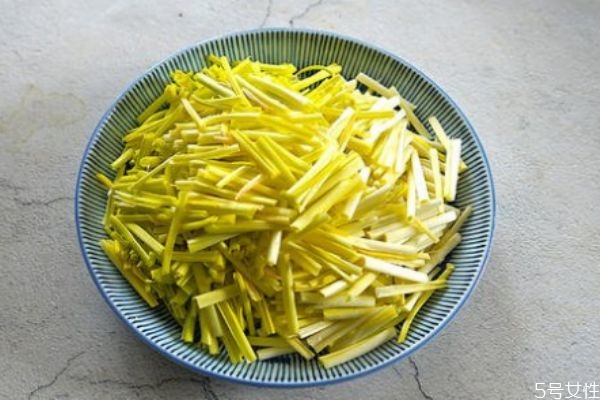 蒜黃炒雞蛋怎么做好吃 蒜黃怎么清洗 蒜黃炒雞蛋怎么做好吃 蒜黃怎么清洗