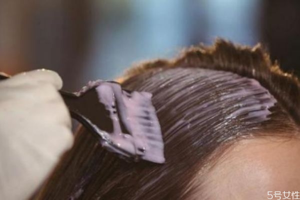 染發(fā)白頭發(fā)怎么蓋不住 遮蓋白發(fā)適合染什么顏色 染發(fā)白頭發(fā)怎么蓋不住 遮蓋白發(fā)適合染什么顏色