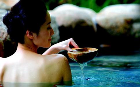 眼睛受傷可以泡溫泉嗎 泡溫泉為什么不適合帶隱形眼鏡 眼睛受傷可以泡溫泉嗎 泡溫泉為什么不適合帶隱形眼鏡