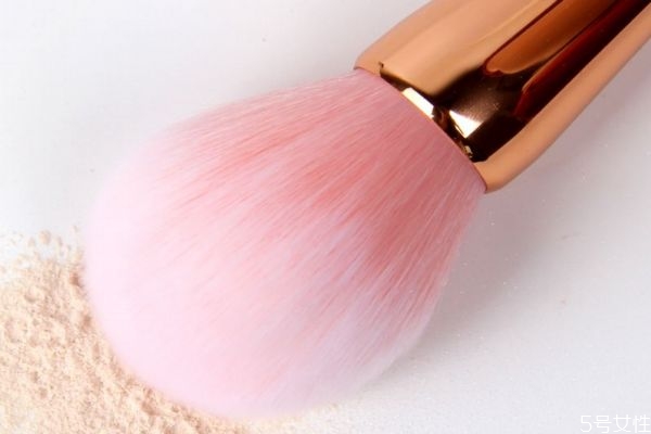 使用散粉用刷子的好處 散粉刷的使用方法 使用散粉用刷子的好處 散粉刷的使用方法