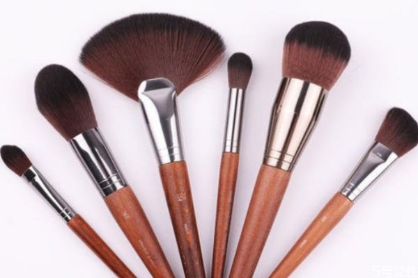 遮瑕膏用手還是刷子 遮瑕膏用手和刷子的區(qū)別 遮瑕膏用手還是刷子 遮瑕膏用手和刷子的區(qū)別