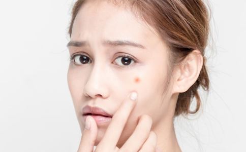 臉上長痘痘是體內有毒素嗎 臉上長痘痘可以用酒精嗎 臉上長痘痘是體內有毒素嗎 臉上長痘痘可以用酒精嗎
