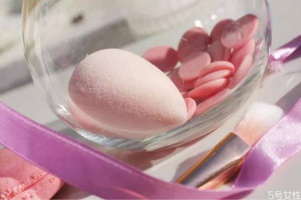 美妝蛋第一次要泡水多久 美妝蛋需要泡水嗎 美妝蛋第一次要泡水多久 美妝蛋需要泡水嗎