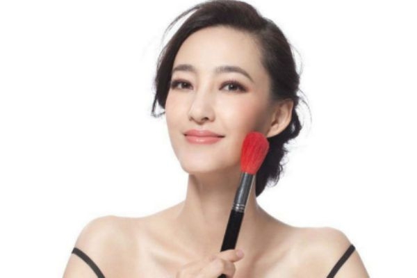 擦完粉底液臉上起皮怎么辦 讓粉底服帖的小技巧 擦完粉底液臉上起皮怎么辦 讓粉底服帖的小技巧