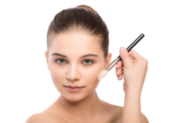 擦完粉底液臉上起皮怎么辦 讓粉底服帖的小技巧 擦完粉底液臉上起皮怎么辦 讓粉底服帖的小技巧