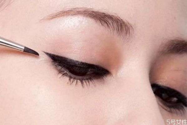 洗眼線最好的方法 洗眼線多久會(huì)褪色 洗眼線最好的方法 洗眼線多久會(huì)褪色