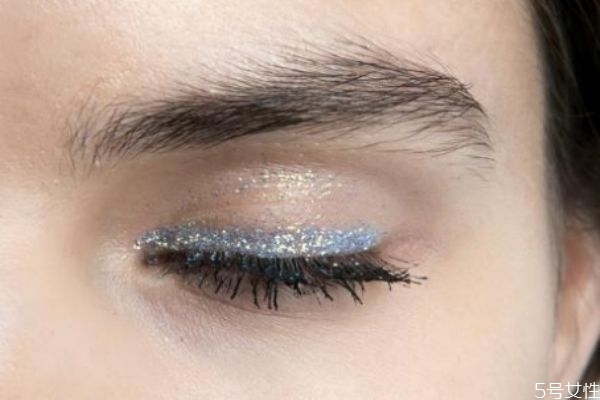 洗眼線睫毛變白怎么辦 洗眼線的危害 洗眼線睫毛變白怎么辦 洗眼線的危害