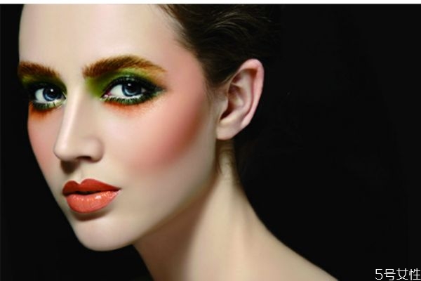 用化妝品臉火辣辣的怎么回事 化妝品過(guò)敏怎么辦 用化妝品臉火辣辣的怎么回事 化妝品過(guò)敏怎么辦