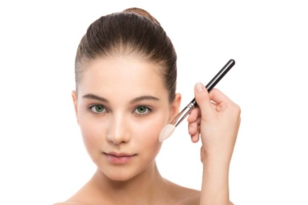 用化妝品臉火辣辣的怎么回事 化妝品過(guò)敏怎么辦 用化妝品臉火辣辣的怎么回事 化妝品過(guò)敏怎么辦