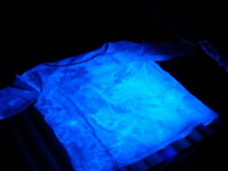 熒光劑會被皮膚吸收嗎 臉上有熒光劑的表現(xiàn) 熒光劑會被皮膚吸收嗎 臉上有熒光劑的表現(xiàn)