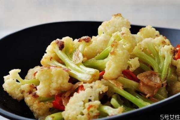 花菜一般煮多久才熟 花菜煮熟會(huì)變色嗎 花菜一般煮多久才熟 花菜煮熟會(huì)變色嗎