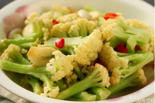 花菜一般煮多久才熟 花菜煮熟會(huì)變色嗎 花菜一般煮多久才熟 花菜煮熟會(huì)變色嗎
