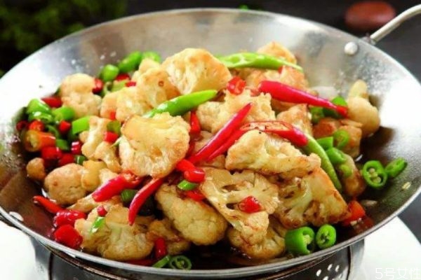 花菜一般煮多久才熟 花菜煮熟會(huì)變色嗎 花菜一般煮多久才熟 花菜煮熟會(huì)變色嗎