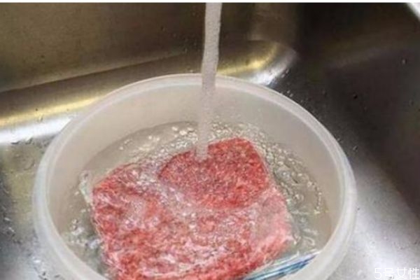 凍肉解凍用熱水還是冷水 凍肉解凍一般需要多長時(shí)間 凍肉解凍用熱水還是冷水 凍肉解凍一般需要多長時(shí)間