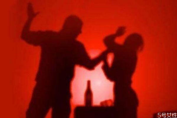 有家暴傾向的人有哪些潛在特征 男人這幾種表現(xiàn)小心家暴 有家暴傾向的人有哪些潛在特征 男人這幾種表現(xiàn)小心家暴