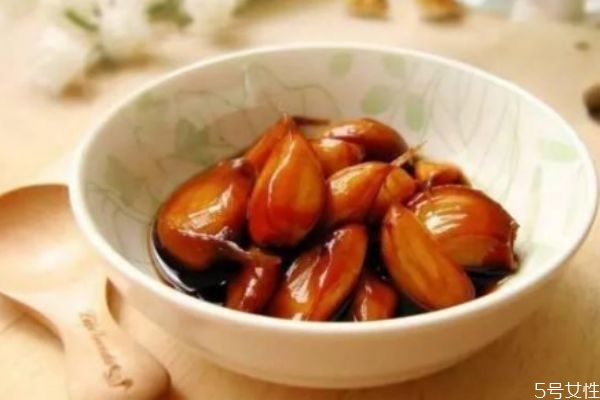 糖醋蒜怎么做好吃 糖醋蒜的簡(jiǎn)單做法 糖醋蒜怎么做好吃 糖醋蒜的簡(jiǎn)單做法