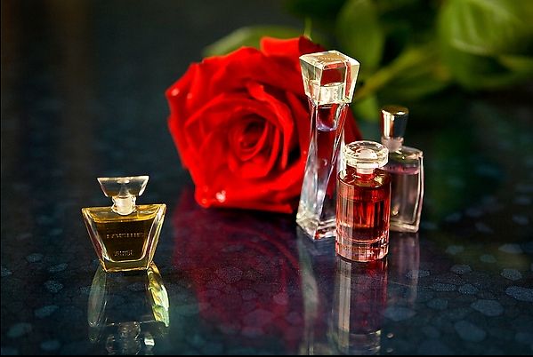 玫瑰精油可以每天擦臉嗎 玫瑰精油祛斑要多久 玫瑰精油可以每天擦臉嗎 玫瑰精油祛斑要多久