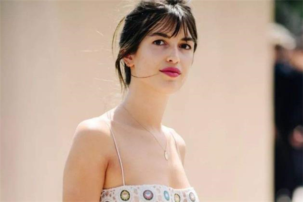 法式劉海是什么樣子的 法式劉海適合戴眼鏡的人嗎 法式劉海是什么樣子的 法式劉海適合戴眼鏡的人嗎