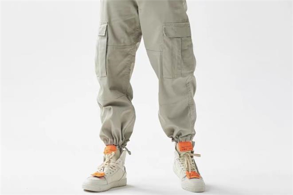 束腳工裝褲什么顏色好看 束腳工裝褲流行什么顏色 束腳工裝褲什么顏色好看 束腳工裝褲流行什么顏色