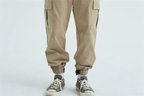 束腳工裝褲什么顏色好看 束腳工裝褲流行什么顏色 束腳工裝褲什么顏色好看 束腳工裝褲流行什么顏色