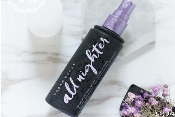 臉上長(zhǎng)痘痘可以化妝嗎 經(jīng)?；瘖y長(zhǎng)痘痘怎么辦