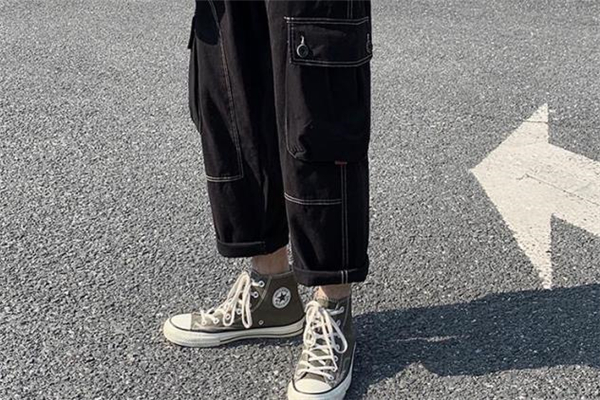 直筒褲什么顏色好看 直筒褲流行什么顏色 直筒褲什么顏色好看 直筒褲流行什么顏色