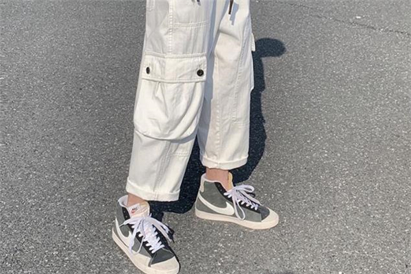 直筒褲什么顏色好看 直筒褲流行什么顏色 直筒褲什么顏色好看 直筒褲流行什么顏色