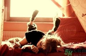 冬天睡覺穿秋衣秋褲好嗎？冬天睡覺是裸睡好還是穿秋衣好？