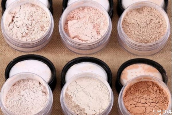 散粉是在哪個步驟用 忘帶散粉用什么定妝 散粉是在哪個步驟用 忘帶散粉用什么定妝