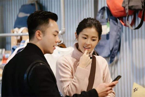 老夫少妻會(huì)幸福嗎 老夫少妻的婚姻能長(zhǎng)久嗎 老夫少妻會(huì)幸福嗎 老夫少妻的婚姻能長(zhǎng)久嗎