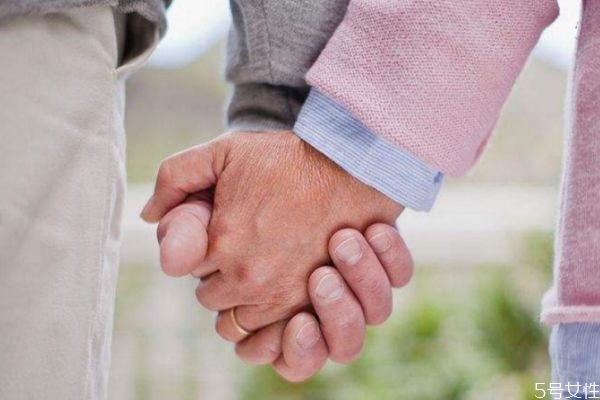 再婚夫妻應(yīng)該怎么和對方孩子相處 再婚夫妻生活 再婚夫妻應(yīng)該怎么和對方孩子相處 再婚夫妻生活