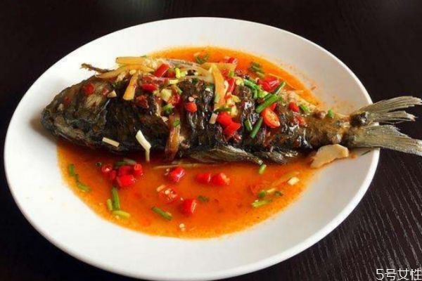 紅燒鯽魚怎么做好吃 紅燒鯽魚的簡單做法 紅燒鯽魚怎么做好吃 紅燒鯽魚的簡單做法