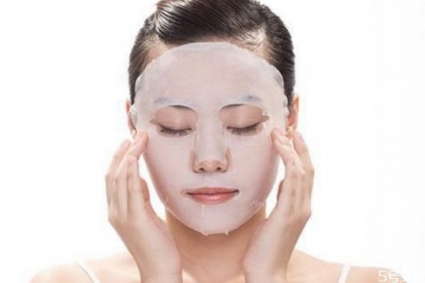 敷面膜前要護(hù)膚嗎 按順序涂上護(hù)膚品 敷面膜前要護(hù)膚嗎 按順序涂上護(hù)膚品