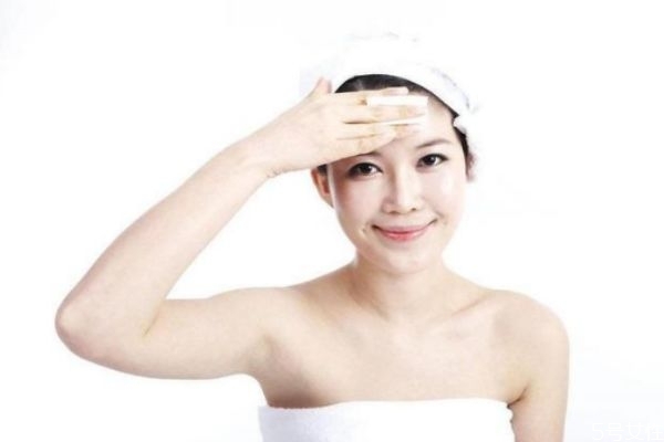 卸妝的時(shí)候應(yīng)該按摩嗎 直接用洗面奶卸妝的危害 卸妝的時(shí)候應(yīng)該按摩嗎 直接用洗面奶卸妝的危害
