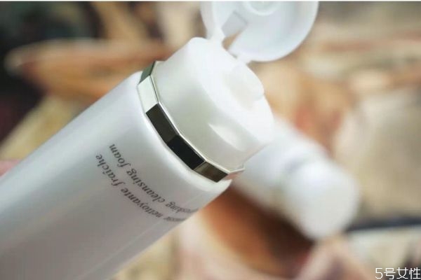 卸完妝還用洗面奶嗎 卸完妝還用洗臉嗎 卸完妝還用洗面奶嗎 卸完妝還用洗臉嗎