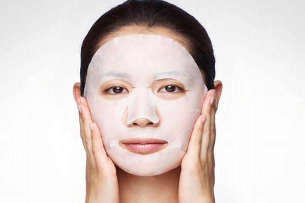 敷面膜前要護(hù)膚嗎 按順序涂上護(hù)膚品 敷面膜前要護(hù)膚嗎 按順序涂上護(hù)膚品