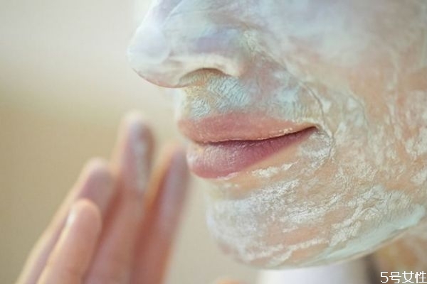 敷面膜前要護(hù)膚嗎 按順序涂上護(hù)膚品 敷面膜前要護(hù)膚嗎 按順序涂上護(hù)膚品