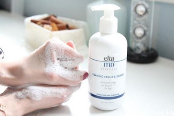 卸妝的時(shí)候應(yīng)該按摩嗎 直接用洗面奶卸妝的危害 卸妝的時(shí)候應(yīng)該按摩嗎 直接用洗面奶卸妝的危害