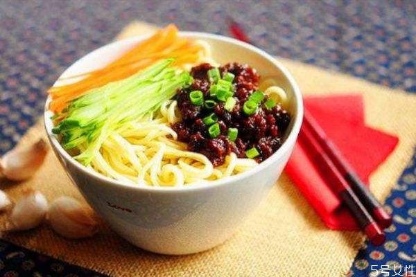 炸醬面怎么做好吃 自制炸醬面的簡單做法 炸醬面怎么做好吃 自制炸醬面的簡單做法